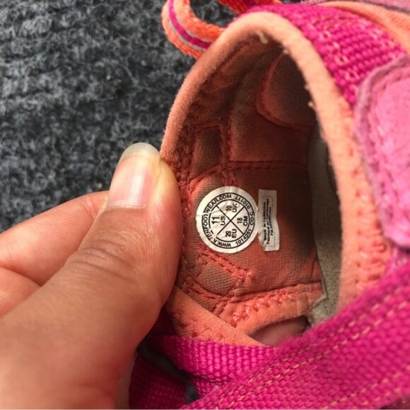 Keen Pink Sneakers with Textured Fabric and Decorative Details - Picture 4 of 6